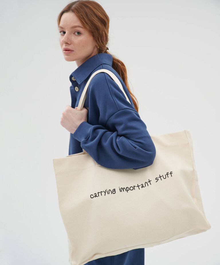шопер "carrying important stuff"
